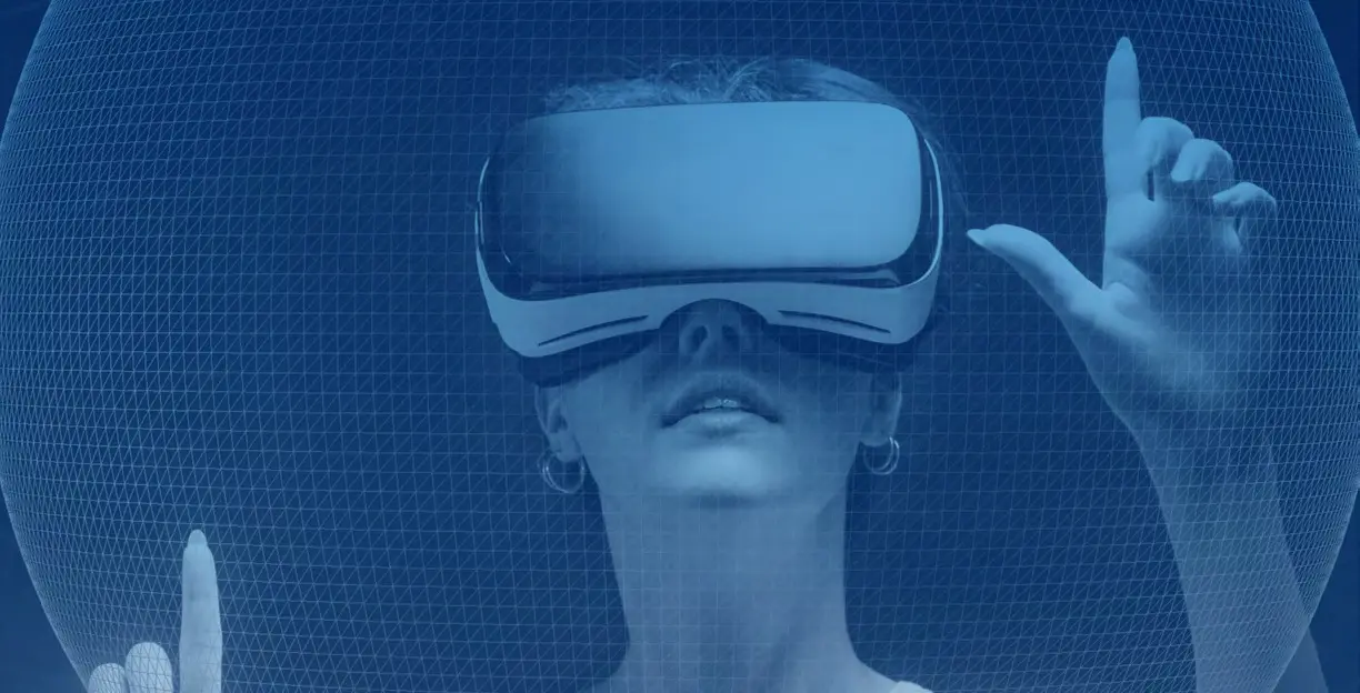 Una persona con un visore interagisce con un’interfaccia digitale